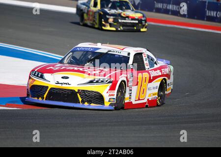 Concord, NC, USA. Oktober 2023. NASCAR Cup Xfinity Pilot Sammy Smith (18) geht auf die Rennstrecke, um für den Drive for the Cure 250 zu trainieren, der von BCBS auf dem Charlotte Motor Speedway in Concord, NC, präsentiert wurde. (Credit Image: © Stephen A Arce Grindstone Media/ASP) NUR REDAKTIONELLE VERWENDUNG! Nicht für kommerzielle ZWECKE! Stockfoto