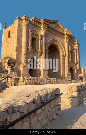 Seitenansicht des Hadrianbogens in Jerash, Gouvernement Gerasa, Jordanien Stockfoto