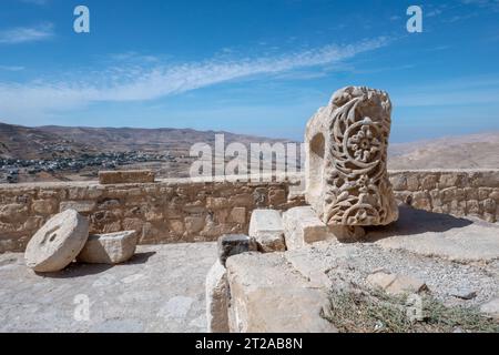 Blick auf die alte Zitadelle der Kreuzfahrerburg von Kerak, Jordanien. Die Schnitzerei des Steins ist im typisch arabischen Stil. Das Kreuzfahrerschloss war bui Stockfoto