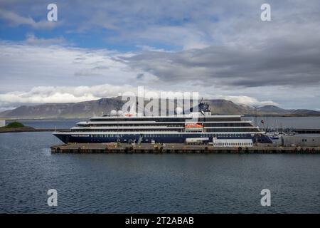 Atlas Ocean Voyages Weltreisender Kleines Kreuzfahrtschiff Im Yachtstil In Port Reykjavik Island Stockfoto