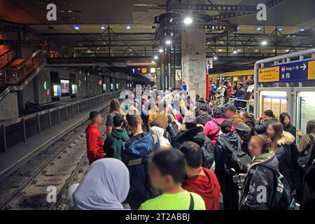 Öffentlicher Personennahverkehr unter der Erde BEARBEITET LT. DSGVO: Ansicht von dem großen und stark frequentierten U-Bahnhof der Ruhrbahn am Essener Hauptbahnhof mit zahlreichen Fahrgästen auf den Bahnsteigen Essen Nordrhein-Westfalen Deutschland Hauptbahnhof *** öffentlicher Nahverkehr unter der Erde BEARBEITET LT DSGVO Ansicht vom großen und stark frequentierten U-Bahnhof der Ruhrbahn am Essener Hauptbahnhof mit zahlreichen Fahrgästen auf den Bahnsteigen Essen Nordrhein-Westfalen Deutschland Hauptbahnhof Credit: Imago/Alamy Live News Stockfoto