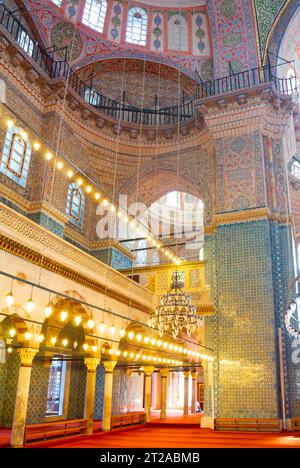 Istanbul, Türkei, die Innenarchitektur der Neuen Moschee (türkisch Yeni Cami) ist eine osmanische Moschee im Stadtteil Fatih. Stockfoto