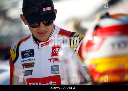 Concord, NC, USA. Oktober 2023. NASCAR Cup Xfinity Pilot Sammy Smith (18) geht auf die Rennstrecke, um für den Drive for the Cure 250 zu trainieren, der von BCBS auf dem Charlotte Motor Speedway in Concord, NC, präsentiert wurde. (Credit Image: © Stephen A Arce Grindstone Media/ASP) NUR REDAKTIONELLE VERWENDUNG! Nicht für kommerzielle ZWECKE! Stockfoto