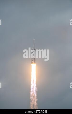 Psyche Liftoff. Am Freitag, den 13. Oktober 2023, um 10:19 Uhr EDT, hebt die NASA-Raumsonde Psyche auf einer SpaceX Falcon Heavy-Rakete vom historischen Starterkomplex 39A des Kennedy Space Centers in Florida ab. Die Psyche-Mission wird einen metallreichen Asteroiden gleichen Namens untersuchen, der sich im Hauptgürtel zwischen Mars und Jupiter befindet. Das ist die erste Mission der NASA, einen Asteroiden zu untersuchen, der mehr Metall als Felsen oder Eis hat. Riding with Psyche ist eine bahnbrechende Technologiedemonstration – das DSOC-Experiment (Deep Space Optical Communications) der NASA –, das der erste Test für Laserkommunikation darüber hinaus sein wird Stockfoto