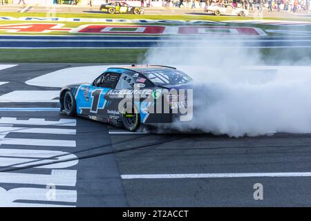 Concord, NC, USA. Oktober 2023. Sam Mayer (1) gewinnt den Drive for the Cure 250, der von BCBS auf dem Charlotte Motor Speedway in Concord NC präsentiert wurde. (Credit Image: © Stephen A Arce Grindstone Media/ASP) NUR REDAKTIONELLE VERWENDUNG! Nicht für kommerzielle ZWECKE! Stockfoto