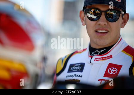 Concord, NC, USA. Oktober 2023. NASCAR Cup Xfinity Pilot Sammy Smith (18) geht auf die Rennstrecke, um für den Drive for the Cure 250 zu trainieren, der von BCBS auf dem Charlotte Motor Speedway in Concord, NC, präsentiert wurde. (Credit Image: © Stephen A Arce Grindstone Media/ASP) NUR REDAKTIONELLE VERWENDUNG! Nicht für kommerzielle ZWECKE! Stockfoto