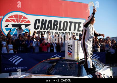 Concord, NC, USA. Oktober 2023. AJ Allmendinger (16) gewinnt die Bank of Amercia ROVAL 400 auf dem Charlotte Motor Speedway in Concord NC. (Credit Image: © Stephen A Arce Grindstone Media/ASP) NUR REDAKTIONELLE VERWENDUNG! Nicht für kommerzielle ZWECKE! Stockfoto