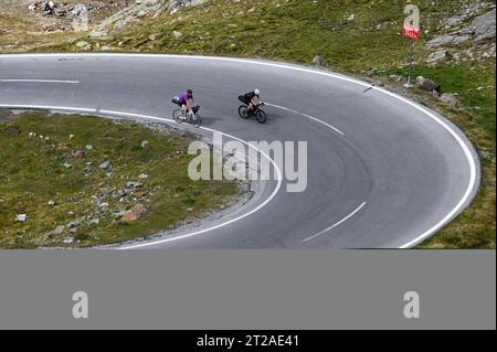 Bikepacker auf der Timmelsjoch Hochalpenstraße zwischen Österreich und Italien *** Bikepacker auf der Timmelsjoch Hochalpenstraße zwischen Österreich und Italien Stockfoto