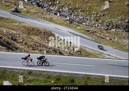 Bikepacker auf der Timmelsjoch Hochalpenstraße zwischen Österreich und Italien *** Bikepacker auf der Timmelsjoch Hochalpenstraße zwischen Österreich und Italien Stockfoto