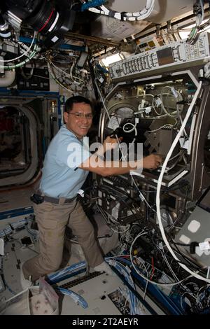 Hardware-Setup für Porenbildung und Mobilitätsuntersuchung. Iss068e024574 (26. November 2022) --- NASA-Astronaut und Expedition 68 Flugingenieur Frank Rubio arbeitet in der Handschuhbox für die Mikrogravitationsforschung und stellt Hardware für die Untersuchung der Pore Formation und Mobilität her. Die raumphysikalische Studie demonstriert ein passives Kühlsystem für elektronische Geräte in Schwerelosigkeit unter Verwendung einer mikrostrukturierten Oberfläche. Stockfoto