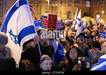 Pro-israelische Aktivisten protestieren vor dem British Broadcasting House am Portland Place gegen das Versäumnis der BBC, die Hamas als "Terroristen" zu bezeichnen. Oktober Stockfoto