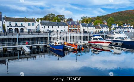 Allgemeine Sicht auf die Küste in Ullapool, Highlands von Schottland Stockfoto