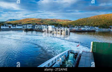 Allgemeine Ansicht der Stadt Ullapool in den schottischen Highlands von der abfahrenden Fähre. Stockfoto