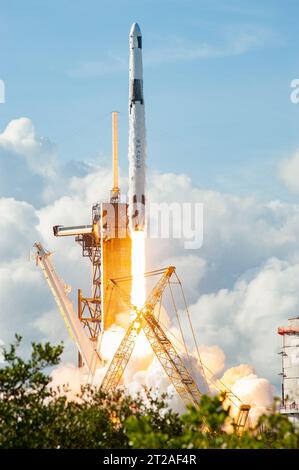 SpaceX CRS-26 Liftoff, externe Nocken Nr. 2. Die SpaceX Falcon 9-Rakete mit dem Dragon Cargo-Raumschiff hebt am 26. November 2022 vom Launch Complex 39A im Kennedy Space Center der NASA in Florida ab. Der Abflug war um 14:20 Uhr EST. Dragon wird mehr als 7.700 Pfund Fracht liefern, einschließlich einer Vielzahl von NASA-Untersuchungen, Vorräten und Ausrüstung an die Besatzung an Bord der Raumstation, einschließlich der nächsten ISS Roll Out Solar Arrays (iROSAs). Die Raumsonde wird voraussichtlich etwa ausgeben Stockfoto