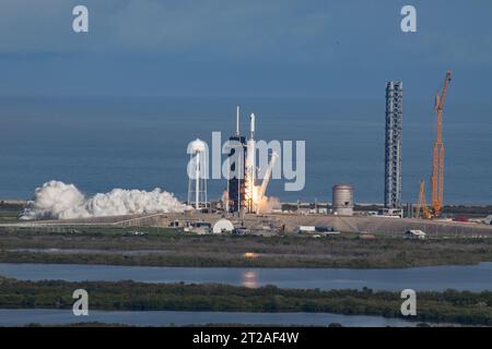Die SpaceX Falcon 9-Rakete mit dem Dragon Cargo-Raumschiff startete am 26. November 2022 vom Launch Complex 39A im Kennedy Space Center in Florida für die NASA-Mission CRS-26 zur Internationalen Raumstation. Dragon liefert über 7.700 Pfund Fracht, einschließlich Experimenten, Vorräten und Ausrüstung, einschließlich iROSAs. Die Raumsonde wird etwa einen Monat lang auf der Station bleiben, bevor sie zur Erde zurückkehrt, mit Forschungsmaterial und Rückfracht, die vor der Küste Floridas niederspritzt. Stockfoto