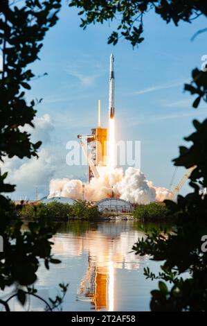 SpaceX CRS-26 Liftoff, externe Nocken Nr. 3. Die SpaceX Falcon 9-Rakete mit dem Dragon Cargo-Raumschiff hebt am 26. November 2022 vom Launch Complex 39A im Kennedy Space Center der NASA in Florida ab. Der Abflug war um 14:20 Uhr EST. Dragon wird mehr als 7.700 Pfund Fracht liefern, einschließlich einer Vielzahl von NASA-Untersuchungen, Vorräten und Ausrüstung an die Besatzung an Bord der Raumstation, einschließlich der nächsten ISS Roll Out Solar Arrays (iROSAs). Die Raumsonde wird voraussichtlich etwa ausgeben Stockfoto