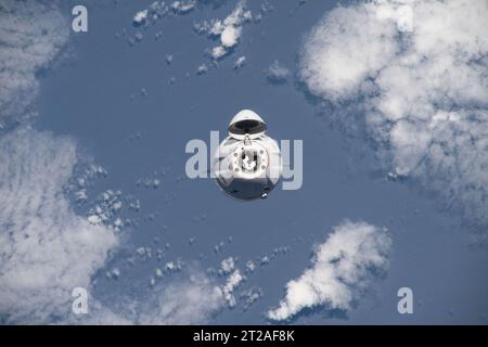 Die SpaceX Dragon Cargo-Raumsonde, die über 7.700 Pfund Wissenschaft, Vorräte und Fracht transportiert, nähert sich der Internationalen Raumstation und umkreist 259 Meilen über Afrika. Stockfoto