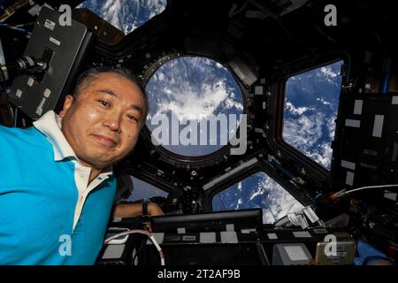 Expedition 68 Flugingenieur Koichi Wakata von JAXA wurde in der sieben-Fenster-Kuppel der ISS fotografiert, während sich die SpaceX Dragon Cargo-Raumsonde der Station nähert, um anzudocken. Stockfoto