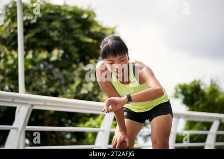 Junge asiatische Frau, weibliche Athletin, die im Freien trainiert Stockfoto