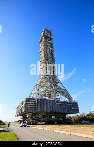 Mobile Launcher Rollback zu VAB. Der mobile Trägerraketen der NASA, der auf dem Raupentransporter 2 getragen wurde, verließ am 8. Dezember 2022 die Startfläche 39B im Kennedy Space Center der NASA in Florida, nachdem die Rakete des Space Launch System (SLS) und das Orion-Raumschiff auf dem Artemis I-Flugtest am 16. November 2022 erfolgreich gestartet wurden. Die mobile Trägerrakete soll am 9. Dezember 2022 zum Vehicle Assembly Building (VAB) zurückkehren und mehrere Wochen im VAB verbleiben, da die Teams sie für die Artemis II-Mission vorbereiten. Nach seinem Aufenthalt im VAB geht es an den mobilen Trägerraketen PA Stockfoto