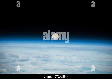 Der Vollmond wird am 8. Dezember 2022 von der Internationalen Raumstation aus beobachtet, die 262 Meilen über dem Pazifischen Ozean umkreist. Zu diesem Zeitpunkt war das Orion-Fahrzeug der NASA auf der Artemis I-Mission etwa 207.200 Meilen von der Erde und 180.400 Meilen vom Mond entfernt, mit einer Geschwindigkeit von 1.415 km/h. Stockfoto