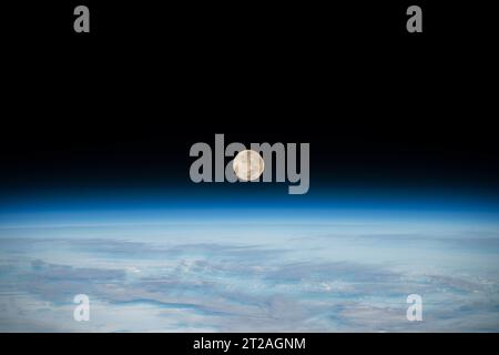 Der Vollmond wird am 8. Dezember 2022 von der Internationalen Raumstation aus gesehen, die 269 Meilen über dem südlichen Indischen Ozean umkreist. Zu dieser Zeit war das Orion-Fahrzeug der NASA auf der Artemis I-Mission etwa 207.200 Meilen von der Erde und 180.400 Meilen vom Mond entfernt, mit einer Geschwindigkeit von 1.415 km/h. Stockfoto