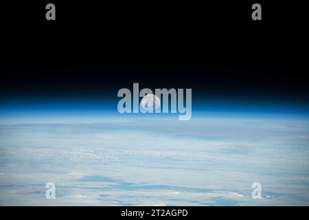 Die Internationale Raumstation der NASA nahm den Vollmond unter dem Horizont der Erde auf, während sie am 8. Dezember 2022 261 Meilen über dem Pazifik umkreiste. Das Orion-Raumschiff auf Artemis I war etwa 207.200 Meilen von der Erde und 180.400 Meilen vom Mond entfernt, mit einer Geschwindigkeit von 1.415 km/h. Stockfoto