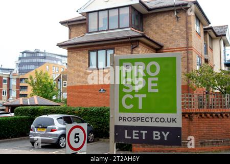 Maidenhead, Berkshire, Großbritannien. Oktober 2023. Ein Immobilienmakler Lassen Sie mit einem Schild vor einer Wohnung in Maidenhead, Berkshire. Während die Krise der Lebenshaltungskosten anhält, stagnieren die Immobilienpreise weiter. Die neuesten Zahlen des Rightmove-Hauspreisverfolgers zeigten, dass die durchschnittlichen Preise für neue Verkäufer um 0,5 % oder 1.950 £ auf 368.231, die geringste Zunahme zu dieser Zeit seit 2008, stiegen. Quelle: Maureen McLean/Alamy Live News Stockfoto