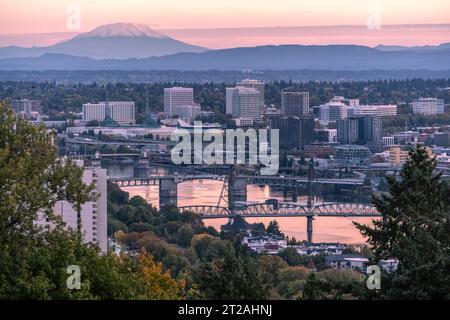 Blick auf Portland und Mt. St Helens bei Sonnenaufgang vom Portland Aerial Tram Terminal, Marquam Hill Stockfoto