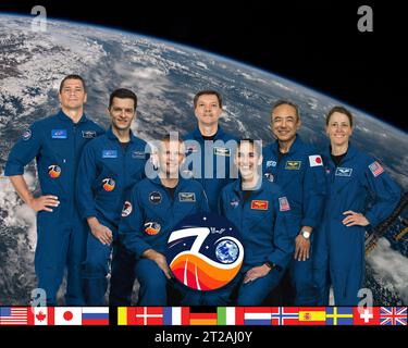 . Iss070-s-002 (6. März 2023) --- das offizielle Porträt der Expedition 70-Crew mit den Roscosmos-Kosmonauten Nikolai Chub, Konstantin Borisov und Oleg Kononenko; JAXA (Japan Aerospace Exploration Agency) Astronaut Satoshi Furukawa und NASA-Astronaut Loral O'Hara. In der ersten Reihe befinden sich der ESA-Astronaut und Expeditionskommandant 70 Andreas Mogensen und der NASA-Astronaut Jasmin Moghbeli. Stockfoto