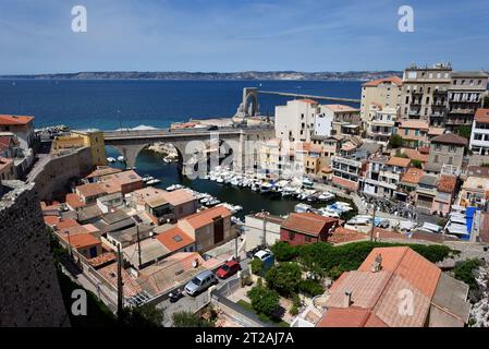 Blick aus der Luft, Panorama- oder Panoramablick auf das städtische Fischerdorf Vallon des Auffes und die Bucht von Marseille Provence Frankreich Stockfoto