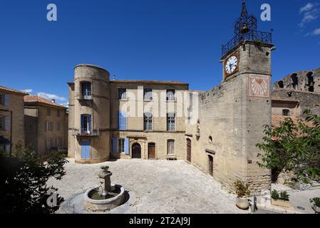 Château Grambois oder Grambois Chateau, Innenhof, Glockenturm & Campanile der Kirche Grambois Luberon Provence Frankreich Stockfoto