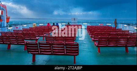 Windschauer und starker Wind folgen der Fähre von Stornoway auf den Äußeren Hebriden nach Ullapool, Schottland Stockfoto