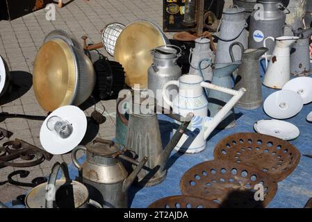 Vintage-, Sammel- oder Sammlerlampen, Gießkannen und Milchkannen am Marktstand, Antiquitätenmarkt oder Brocante Provence Frankreich Stockfoto