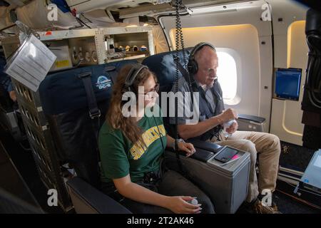 . Das Student Airborne Research Program der NASA Armstrong feiert im Jahr 2023 15 Jahre Erfolg. SARP ist ein achtwöchiges Sommerpraktikumsprogramm und bietet Studenten der Oberstufe die Möglichkeit, praktische Forschungserfahrungen im Rahmen einer wissenschaftlichen Kampagne mit den Flugwissenschaftslabors des NASA Airborne Science Program zu erwerben die Studenten an Bord der DC-8-Flugzeuge der NASA, des größten fliegenden Wissenschaftslabors der Welt, unterstützen Wissenschaftler der NOAA, der National Oceanic and Atmospheric Administration bei einem wissenschaftlichen Projekt zur Erforschung der Ai Stockfoto