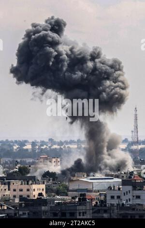 Khan Yunis, Palästinensische Gebiete. Oktober 2023. Der Rauch steigt nach israelischen Luftangriffen auf die Stadt Khan Yunis im südlichen Gazastreifen. Abed Rahim Khatib/dpa/Alamy Live News Stockfoto