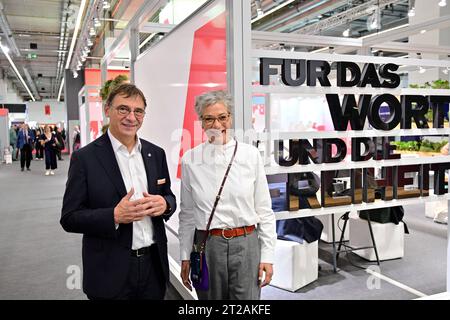 Der hessen-nassauische Kirchenpraesident und Medienbischof der EKD, Volker jung l, besucht am 18.10.2023 die Frankfurter Buchmesse, hier mit Karin Schmidt-Friderichs, Vorsteherin des Boersenvereins des deutschen Buchhandels. Siehe epd-Meldung vom 18.10.2023 NUR REDAKTIONELLE VERWENDUNG *** der Präsident der Kirche Hessen-Nassau und Medienbischof der EKD, Volker jung l, wird am 18 10 2023 die Frankfurter Buchmesse besuchen, hier mit Karin Schmidt Friderichs, Präsident des Boersenvereins des deutschen Buchhandels siehe epd-Bericht vom 18 10 2023 NUR REDAKTIONELLE VERWENDUNG Copyright: epd-bild/ThomasxLohnes epd-Buch Stockfoto