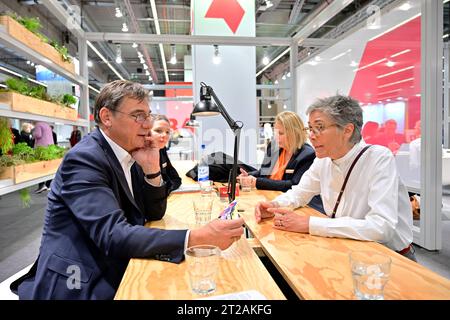 Der hessen-nassauische Kirchenpraesident und Medienbischof der EKD, Volker jung l, besucht am 18.10.2023 die Frankfurter Buchmesse, hier mit Karin Schmidt-Friderichs, Vorsteherin des Boersenvereins des deutschen Buchhandels R. Siehe epd-Meldung vom 18.10.2023 NUR REDAKTIONELLE VERWENDUNG *** Volker jung l, Präsident der Kirche Hessen-Nassau und Medienbischof der EKD, Besuche der Frankfurter Buchmesse am 18 10 2023, hier mit Karin Schmidt Friderichs, Präsidentin des Boersenvereins des deutschen Buchhandels, siehe epd-Bericht vom 18 10 2023 REDAKTIONELLE NUTZUNG Copyright: epd-bild/ThomasxLohnes epd-Buchmesse Stockfoto