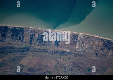 Mar de Ajo, eine Küstenstadt in der argentinischen Provinz Buenos Aires, wurde am 7. Juli 2023 von der Internationalen Raumstation in 267 Meilen Höhe über dem Rio de la Plata aus fotografiert. Stockfoto