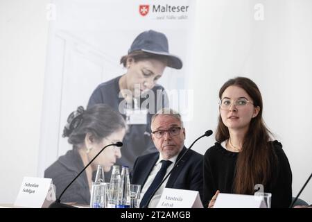 Sebastian Schilgen, Geschäftsführer Malteser Werke, Anastasiia Lotysh, Malteser Bundeskoordinatorin Mentale Gesundheit in der Betreuung Geflüchteter, Patrick Pöhler, Pressesprecher von Malteser, Prof. Lars Feld, Ökonom und Leiter des Walter-Eucken-Instituts in Freiburg bei der Pressekonferenz zur Vorstellung des 4. Malteser Migrationsberichte, 18.10.2023, Hotel Aquino, Berlin, Deutschland *** Sebastian Schilgen, Geschäftsführer Malteser Werke, Anastasiia Lotysh, Malteser Bundeskoordinator psychische Gesundheit in der Flüchtlingspflege, Patrick Pöhler, Pressesprecher von Malteser, Prof. Lars Feld, EC Stockfoto