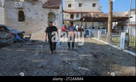 Gaza, Besetztes Palästinensisches Gebiet. Oktober 2023. Am Mittwoch, den 18. Oktober 2023, wurden am Standort des Al-Ahli Baptist Hospital in der Stadt Gaza nach einer nächtlichen Explosion dort Gegenstände und Beschädigungen gesehen. Mehr als 500 Menschen wurden am Dienstag im Al-Ahli Baptist Hospital in Gaza getötet, sagte der Sprecher des Gesundheitsministeriums Ashraf al-Qudra. Nach Angaben der palästinensischen Behörden ist die israelische Armee für den tödlichen Bombenanschlag verantwortlich. Israel bestreitet die palästinensischen Vorwürfe ihrer Beteiligung an dem Angriff. Foto: Muthana Alnajjar/ Credit: UPI/Alamy Live News Stockfoto