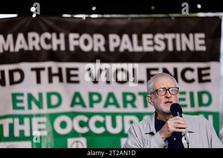 England, London, Pro-Palästina-Demonstranten werden von Jeremy Corbyn am 15. Oktober 2023 angesprochen. Stockfoto