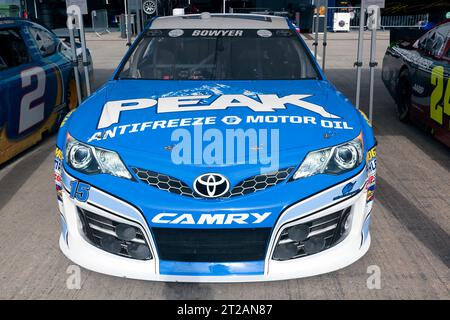 Vorderansicht eines Blue and White, 2011, Toyota Camry, der von Clint Bowyer für Michael Waltrip Racing in der NASCAR-Saison 2011 gefahren wurde. Stockfoto