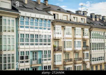 Lugo, Spanien, 6. September 2023: Blick auf typisch spanische Apartmenthäuser mit Fenstern und Balkonen Stockfoto