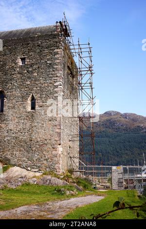 Umhüllt von Gerüsten, laufende Reparaturen und Wartungsarbeiten am historischen Carrick Castle am Ufer von Loch Goil. Argyll Stockfoto