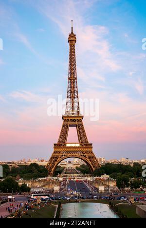 Sonnenuntergang in Paris, Frankreich, Europa mit Eiffelturm Stockfoto