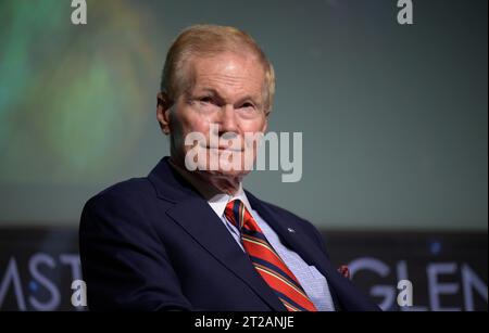 Rathaus der NASA. NASA-Administrator Bill Nelson hört eine Frage während einer NASA-Stadthalle-Veranstaltung am Mittwoch, den 19. Juli 2023, im Mary W. Jackson Building der NASA. Stockfoto