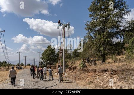 Elektriker, der an heißen Tagen an Elektromasten arbeitet, Addis Abeba, Äthiopien Stockfoto