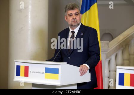 KIEW, UKRAINE - 18. OKTOBER 2023 - der rumänische Premierminister Marcel Ciolacu nimmt an einem gemeinsamen Briefing mit dem ukrainischen Premierminister Denys Schmyhal, Kyi, Teil Stockfoto