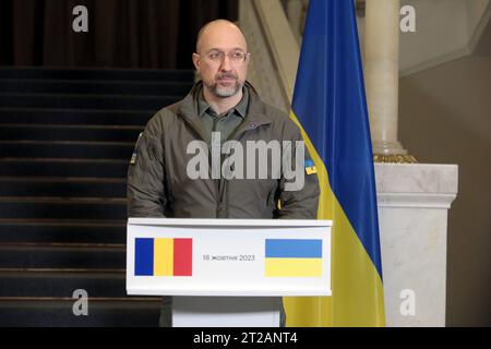 KIEW, UKRAINE - 18. OKTOBER 2023 - Premierminister der Ukraine Denys Schmyhal nimmt an einem gemeinsamen Briefing mit dem rumänischen Ministerpräsidenten Marcel Ciolacu, Kyi Teil Stockfoto